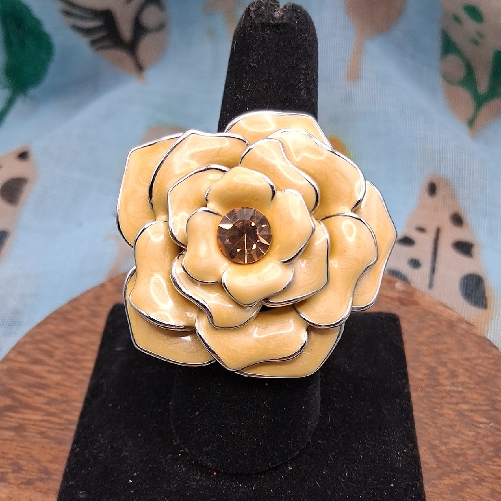 Elegant Cream Flower Ring